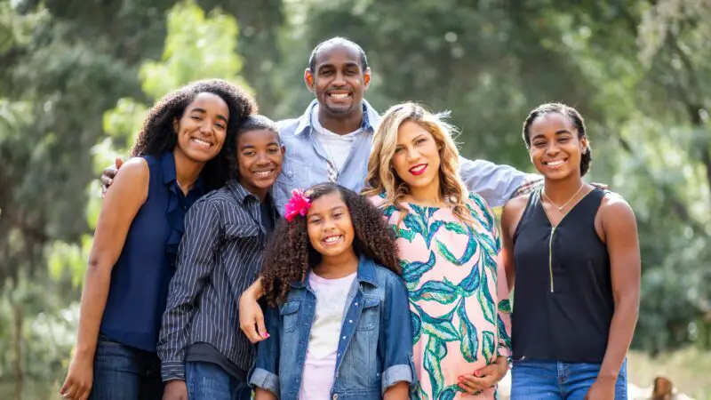 What Colors to Wear in Family Pictures for Different Seasons